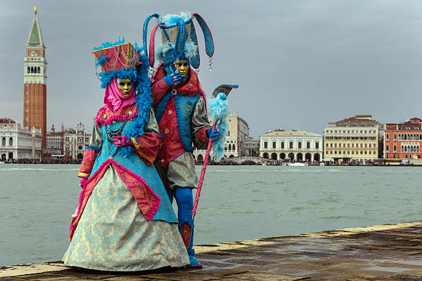 carnaval de veneza 2014 praça de san marco. veneza, itália - couple performer people venice italy imagens e fotografias de stock