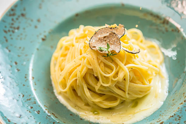 料理のパスタ、トリュフ - edible mushroom mushroom ravioli basil ストックフォトと画像