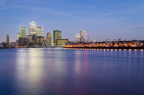 istock London, Canary Wharf (blue hour) 527010091