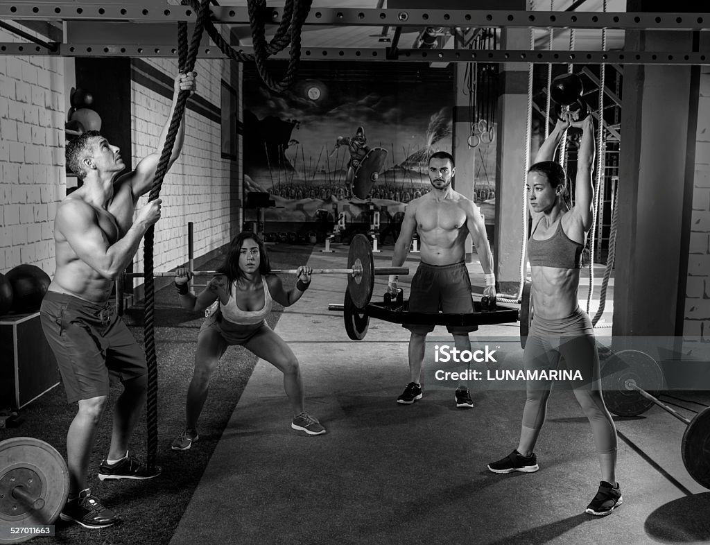 Fitness Center-Gewichtheben Training Männer und Frauen - Lizenzfrei Aktivitäten und Sport Stock-Foto