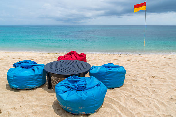 des poufs sur le sable - perfect day photos et images de collection