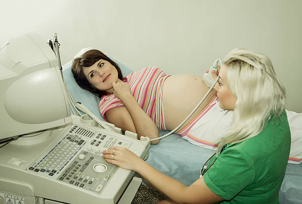 kobieta w ciąży w narodziny. - healthcare and medicine bed patience human pregnancy zdjęcia i obrazy z banku zdjęć