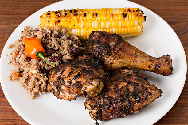 jamajski jerk chicken, ryżu i groch i grillowane kukurydza - jamaican culture zdjęcia i obrazy z banku zdjęć