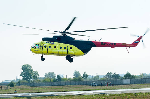 승객 헬리콥터 mi - 8 상륙용 - airfield air vehicle helicopter commercial airplane 뉴스 사진 이미지