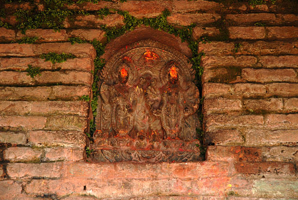 indù deity sul muro del tempio changu narayan, nepal. - changu narayan temple foto e immagini stock