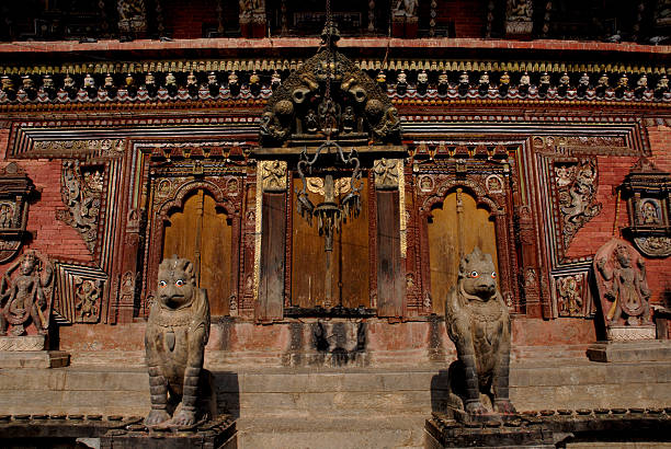 coppia garuda anteriore dell'antico tempio changu narayan, in nepal. - changu narayan temple foto e immagini stock