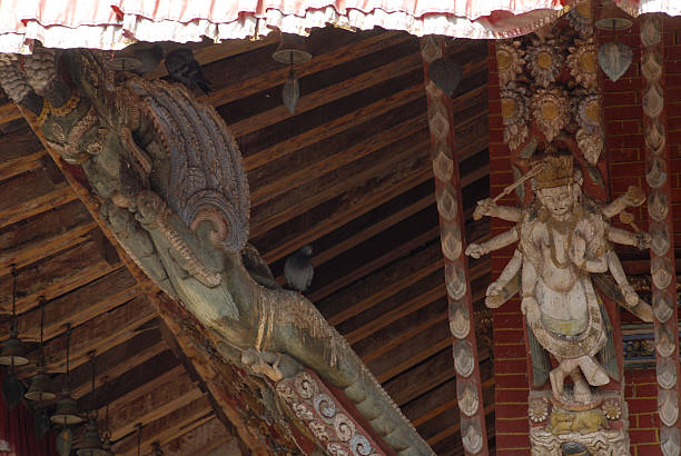 artistico tetto braccetto, tempio changu narayan, nepal. - changu narayan temple foto e immagini stock