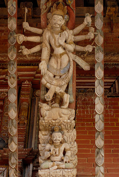 artistico tetto braccetto, tempio changu narayan, nepal. - changu narayan temple foto e immagini stock