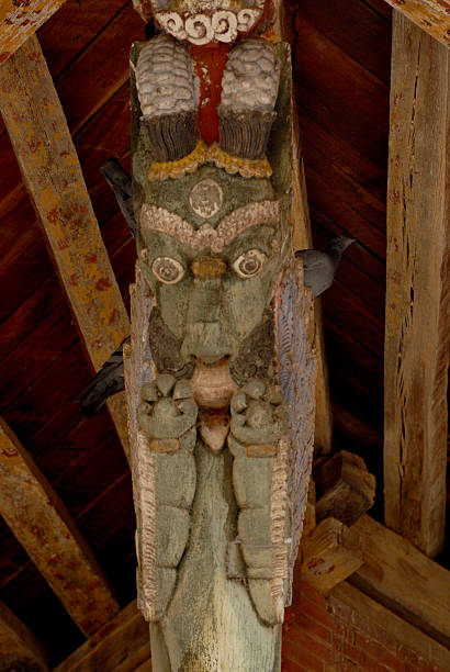 artistico tetto braccetto, tempio changu narayan, nepal. - changu narayan temple foto e immagini stock