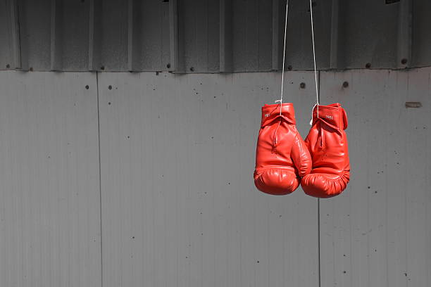 luvas de boxe pendurado - love hanging indoors studio shot imagens e fotografias de stock