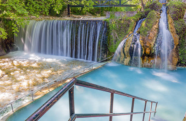 banhos térmicos de pozar, macedônia, grécia - waterfall health spa man made landscape - fotografias e filmes do acervo