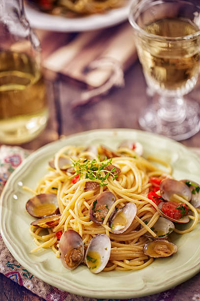 istock Delicious Spaghetti alla Vongole Served on a Plate 527029354
