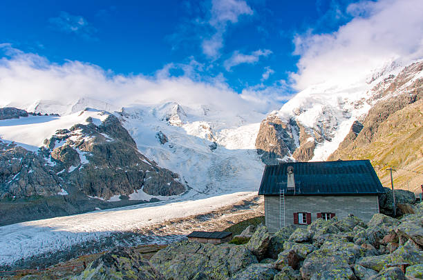 alpin хижина над ледник - alpin стоковые фото и изображения