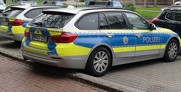 deutsche nationalen polizei fahrzeuge geparkt auf der straße von düsseldorf, deutschland - north rhine westfalia flash stock-fotos und bilder