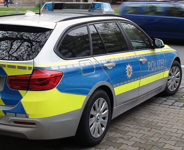 немецкий полиции, стоящего транспортного средства на улице дюссельдорф - north rhine westfalia flash стоковые фото и изображения