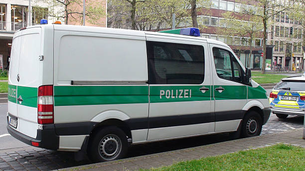 deutsche polizei van fahrzeug geparkt auf wohnviertel von düsseldorf, deutschland - north rhine westfalia flash stock-fotos und bilder