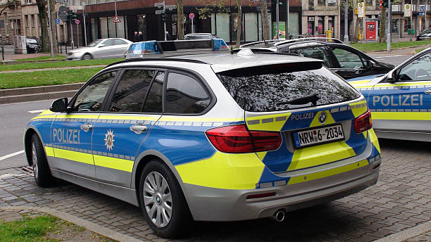 deutsche nationalen polizei auto geparkt auf der straße von düsseldorf, deutschland., europa - north rhine westfalia flash stock-fotos und bilder