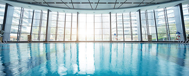 conception de la piscine dans la salle de sport moderne - club de remise en forme photos et images de collection