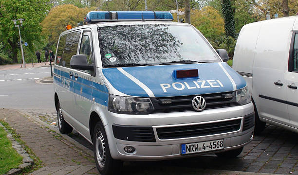 вид германия's полиции, стоящего транспортного средства на улице дюссельдорф - north rhine westfalia flash стоковые фото и изображения