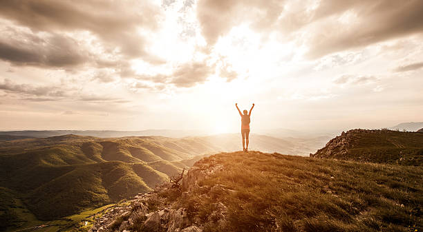 liberté et aventure dans la nature - mountain women victory winning photos et images de collection