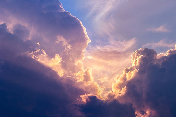 dramatischer himmel - heaven cloudscape majestic sky stock-fotos und bilder