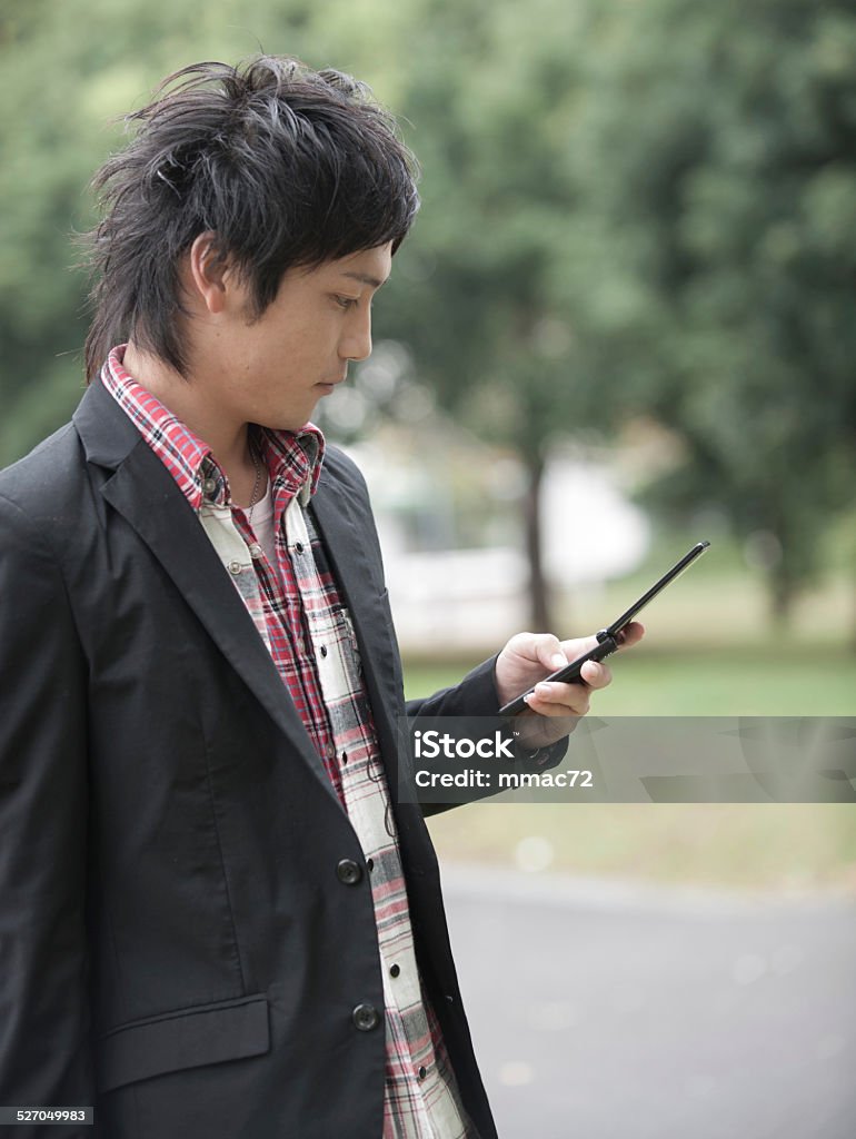 Real Young Asian Guy con teléfono inteligente - Foto de stock de 20-24 años libre de derechos