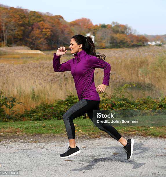 Permite Mantenerse Saludable Foto de stock y más banco de imágenes de Correr - Correr, Mujeres, Perfil - Vista de costado