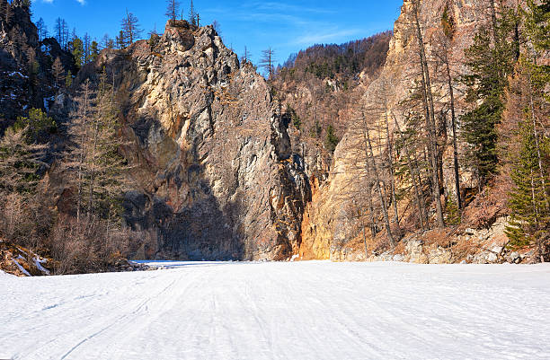 скалы горный каньон в восточной саяны - river water outdoors canyon стоковые фото и изображения