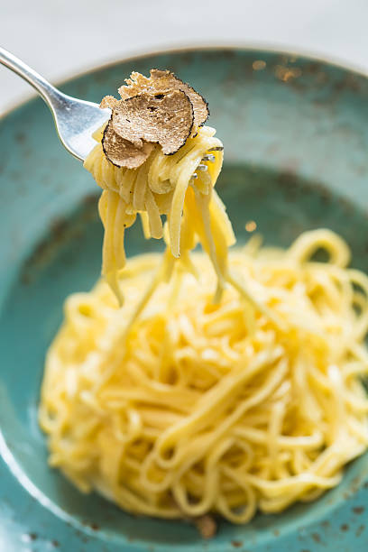 piatto di pasta con tartufo - edible mushroom mushroom ravioli basil foto e immagini stock