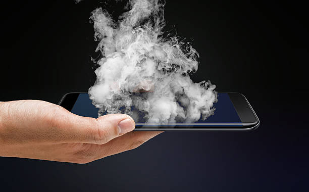 rauch effekt auf smartphone touch bildschirm - dark edge stock-fotos und bilder