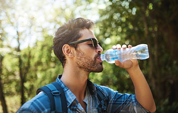 поддержание баланса влаги на его поход - drinking water drink men стоковые фото и изображения