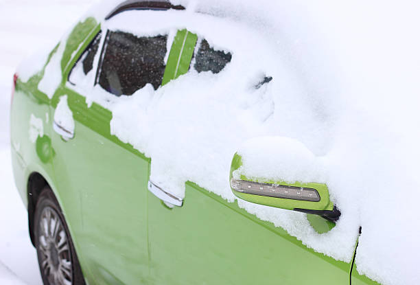 voiture de neige en hiver - snow car winter road photos et images de collection