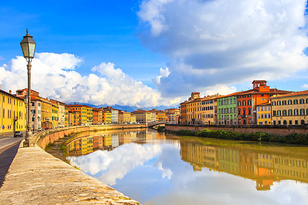 pisa, fiume arno, lampada e gli edifici riflessione. lungarno vista. - riverwalk foto e immagini stock