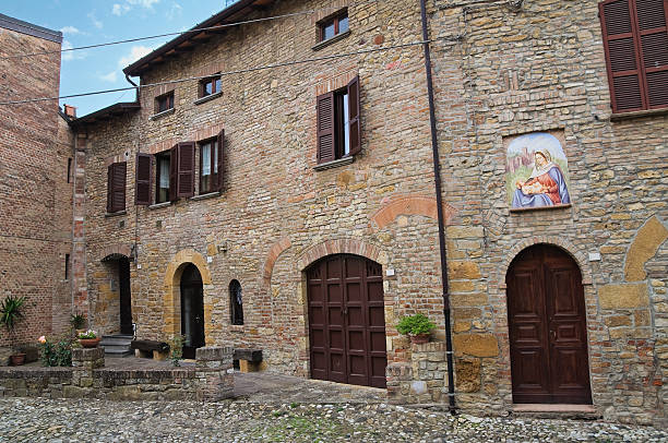istock Alleyway. Castell'Arquato. Emilia-Romagna. Italy. 527069075