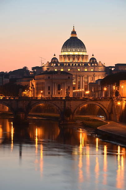 st. peters basilique au coucher du soleil au-dessus du tibre, rome, italie - st peters basilica photos et images de collection