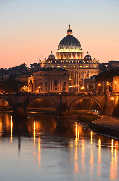 basílica de tibre, ao pôr do sol, em roma, itália - rome italy vatican st peters basilica - fotografias e filmes do acervo