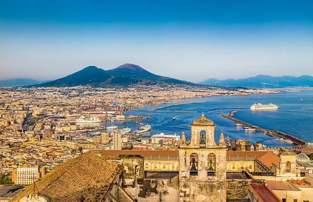 stadt von neapel und den vesuv bei sonnenuntergang, kampanien, italien - naples stock-fotos und bilder