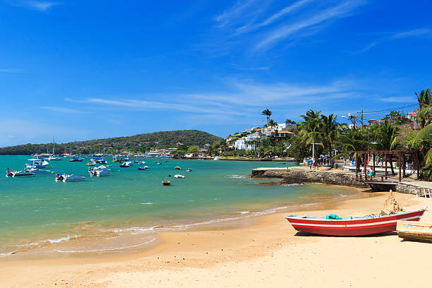 plaża armação dos búzios morze łodzi, rio de janeiro, brazylia - public building blue nautical vessel coastline zdjęcia i obrazy z banku zdjęć