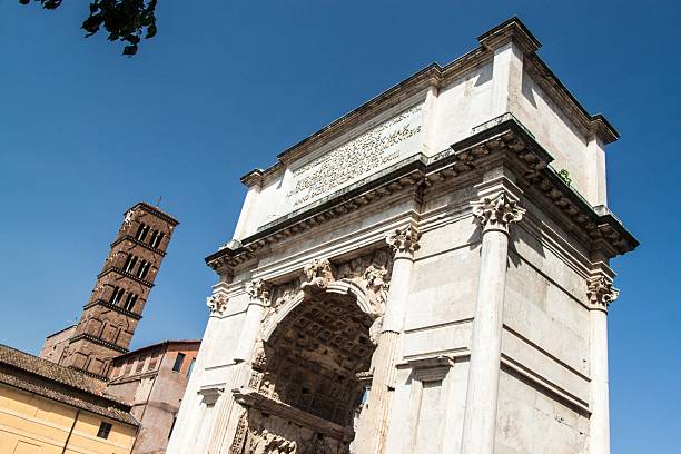 arch of titus in forum romanum, rom - rome sunlight roman forum temple of saturn stock-fotos und bilder