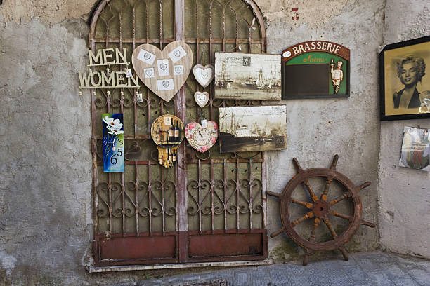 vintage-shop in amalfi - marilyn monroe stock-fotos und bilder
