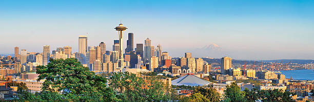 シアトルの街並みのパノラマ夕暮れ時には、米国ワシントン州 - seattle skyline mt rainier space needle ストックフォトと画像