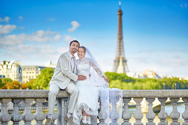 recién casados pareja en parís - honeymoon wedding paris france bride fotografías e imágenes de stock