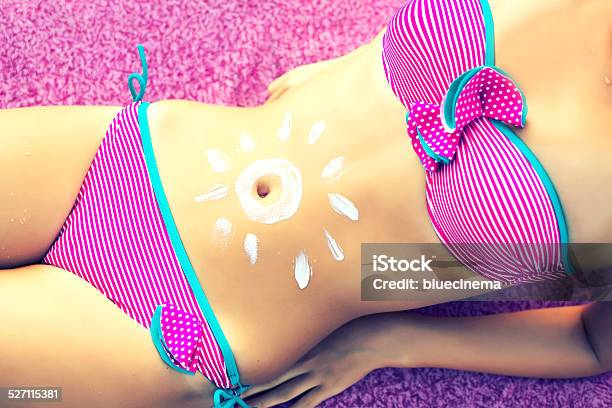 Vacaciones De Verano Foto de stock y más banco de imágenes de Crema hidratante - Crema hidratante, Sol, Abdomen