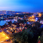 urban-cityscape-skyscrape-bei-nacht.jpg?