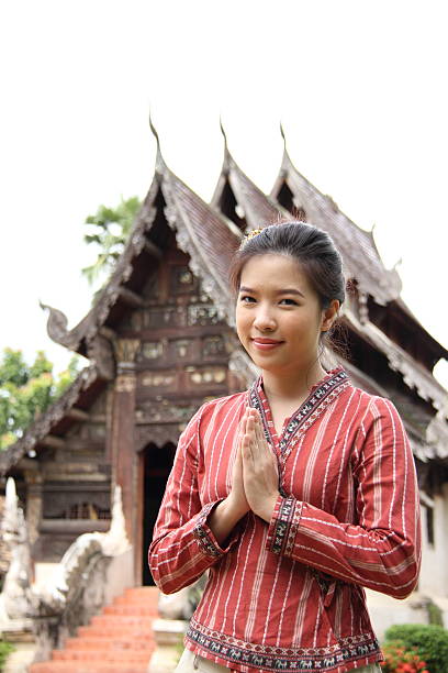 Młoda Dama w Tajlandii w starożytny lanna temple – zdjęcie