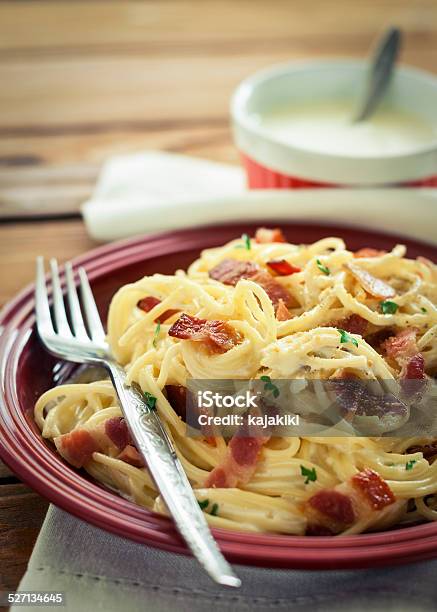 Espaguetis A La Carbonara Foto de stock y más banco de imágenes de Aceite de oliva - Aceite de oliva, Alimento, Carne