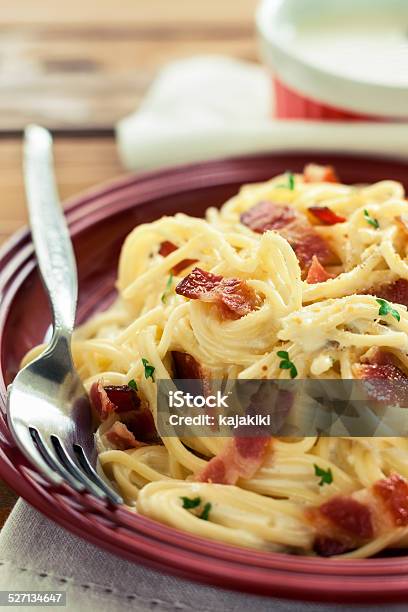 Espaguetis A La Carbonara Foto de stock y más banco de imágenes de Aceite de oliva - Aceite de oliva, Alimento, Carne