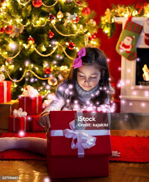 Abrir Una Navidad Presenta Foto de stock y más banco de imágenes de Abrir - Abrir, Niño, Regalo