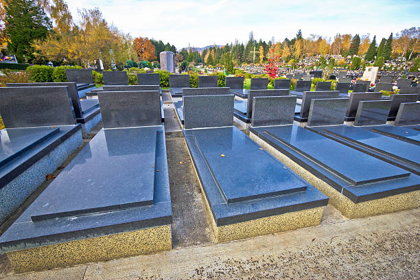 The gravestones in the cemetery are in China，Rows of tombstones in Chinese cemeteries, offering sacrifices on tomb-sweeping day