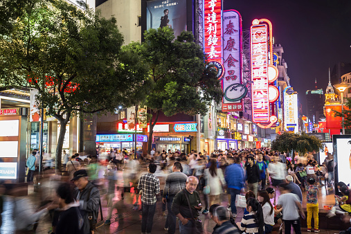 Crowds of tourists are going sightseeing and enjoying the night view on China's National Day. 